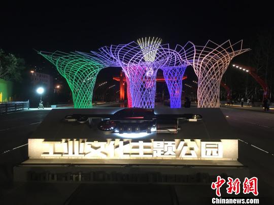 夜晚，奧運“五色樹”的燈光?！「呒t超 攝
