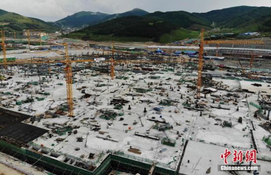 6月28日，航拍鏡頭下的河北張家口冬奧會(huì)太子城冰雪小鎮(zhèn)項(xiàng)目。太子城冰雪小鎮(zhèn)項(xiàng)目位于2022年冬奧會(huì)張家口賽區(qū)核心區(qū)，連接張家口賽區(qū)云頂和古楊樹兩個(gè)競賽場館群，建成后將承擔(dān)賽時(shí)核心區(qū)配套保障功能，提供冬奧頒獎(jiǎng)、貴賓接待、交通換乘、休閑娛樂等服務(wù)，賽后將成為一座國際化四季度假小鎮(zhèn)。 中新社記者 楊艷敏 攝