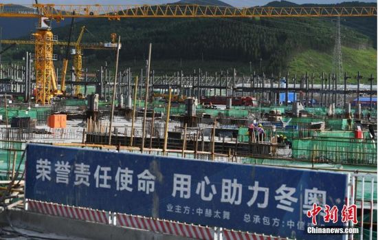 6月28日，河北張家口冬奧會(huì)太子城冰雪小鎮(zhèn)項(xiàng)目現(xiàn)場。太子城冰雪小鎮(zhèn)項(xiàng)目位于2022年冬奧會(huì)張家口賽區(qū)核心區(qū)，連接張家口賽區(qū)云頂和古楊樹兩個(gè)競賽場館群，建成后將承擔(dān)賽時(shí)核心區(qū)配套保障功能，提供冬奧頒獎(jiǎng)、貴賓接待、交通換乘、休閑娛樂等服務(wù)，賽后將成為一座國際化四季度假小鎮(zhèn)。 中新社記者 楊艷敏 攝
