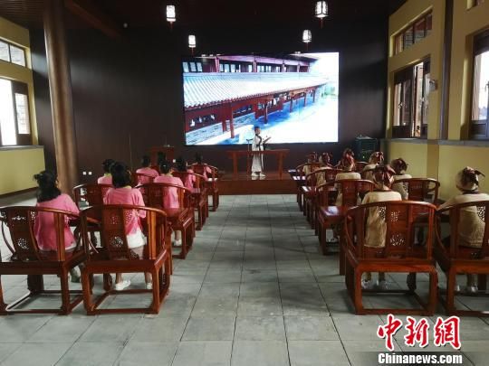 學(xué)生們?cè)诖笤瓡?shū)院誦讀國(guó)學(xué)經(jīng)典?！⊥貔i 攝