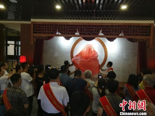 為董子石像揭幕?！⊥貔i 攝
