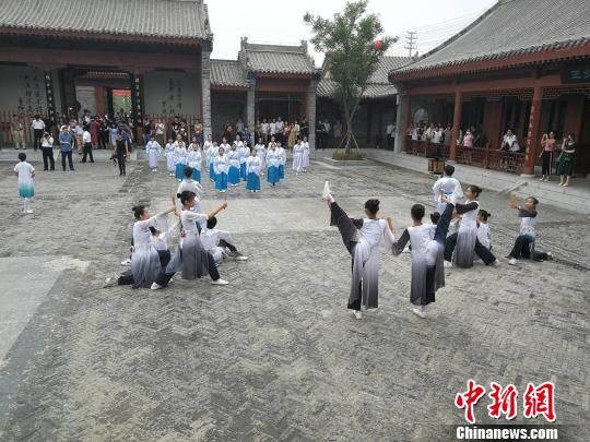 誦讀國(guó)學(xué)經(jīng)典展演?！⊥貔i 攝