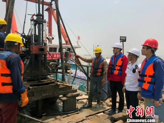 圖為勘察設(shè)計(jì)人員與常熟海事局執(zhí)法船在現(xiàn)場(chǎng)配合鉆探施工?！∥赫?攝