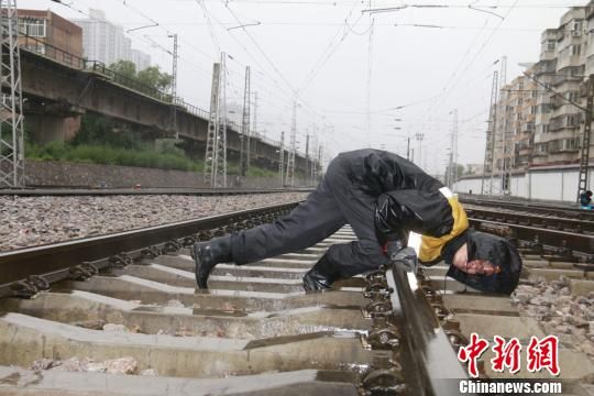 蘭州西工務(wù)段蘭州線路車間職工檢查線路幾何尺寸?！⊥豕廨x 攝