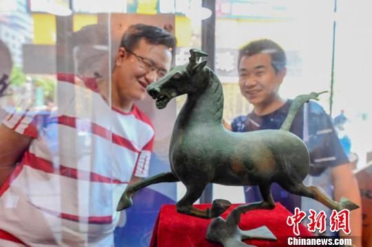 甘肅省博物館將榮登《國家寶藏》的文物銅奔馬和人頭形器口彩陶瓶搬到了絲路如意餐廳，讓顧客在餐廳內(nèi)就能近距離的和文物面對面?！＄娦?攝