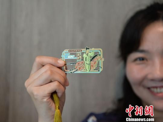 絲路主題餐廳內(nèi)推出的文創(chuàng)產(chǎn)品?！＄娦?攝
