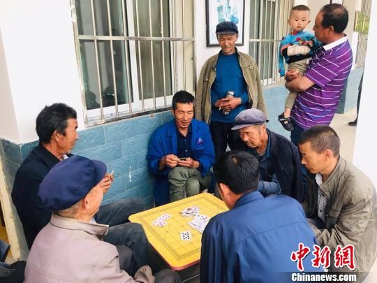 圖為老年人“興趣驛站”中的棋牌組?！“瑧c龍 攝