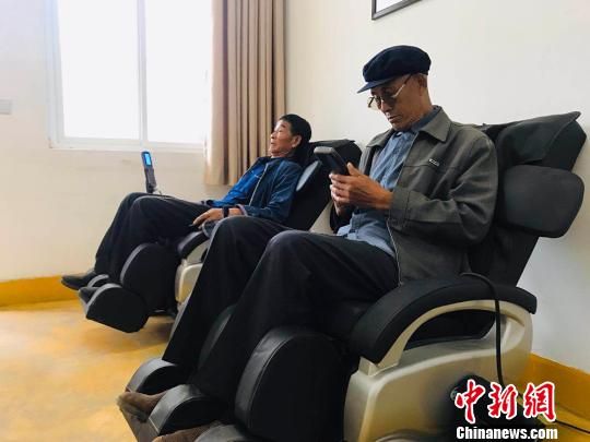 袁家壩村老年人使用按摩椅。　艾慶龍 攝