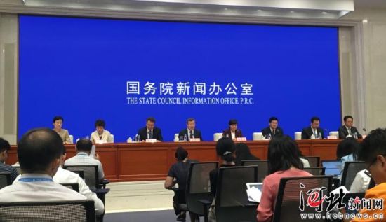 8月26日，國(guó)務(wù)院新聞辦召開(kāi)國(guó)務(wù)院政策例行吹風(fēng)會(huì)。圖為吹風(fēng)會(huì)現(xiàn)場(chǎng)。 記者李巍攝