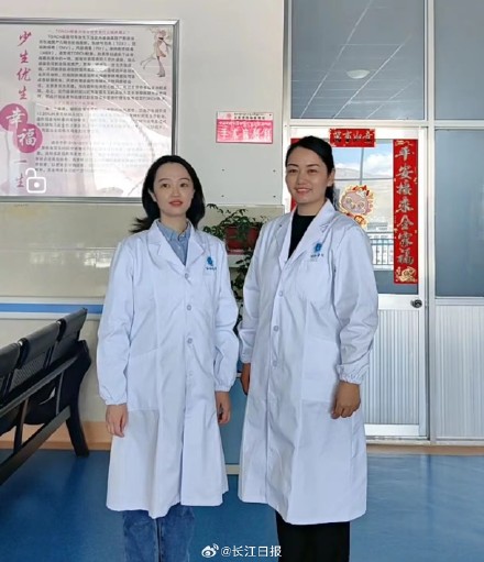 “有醫(yī)生嗎？有人暈倒了！”武漢協(xié)和醫(yī)院援藏醫(yī)療隊(duì)員聽(tīng)到呼救就沖了上去