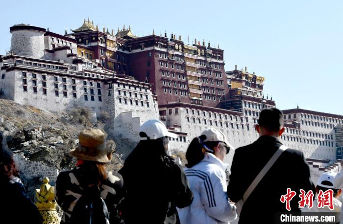 4月17日，游客在拉薩布達(dá)拉宮觀景臺(tái)拍照留念?！±盍?攝
