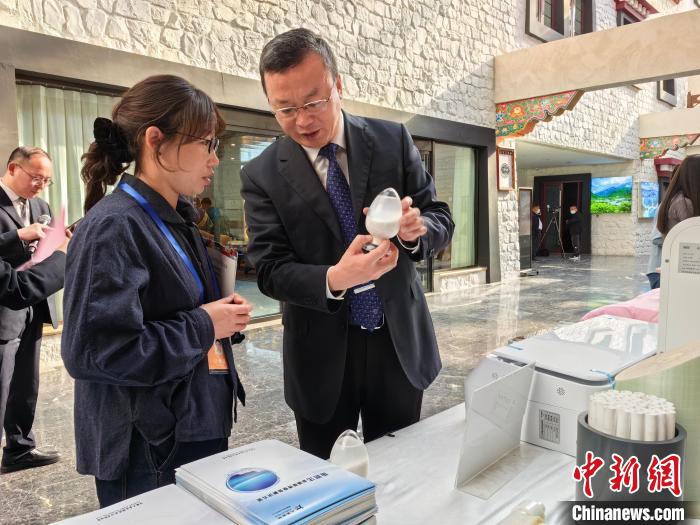 圖為簽約企業(yè)現(xiàn)場推介自己的產(chǎn)品?！≮w延 攝