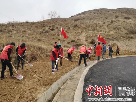 圖為尖扎干部職工生態(tài)建設(shè)和環(huán)境保護(hù)現(xiàn)場(chǎng)。尖宣 供圖