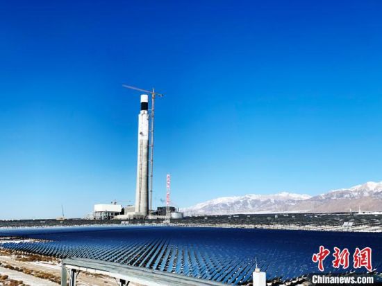 圖為地處柴達木盆地的光伏電站?！O?！z