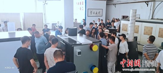 圖為行業(yè)內(nèi)人員進行項目參觀。 活動主辦方供圖