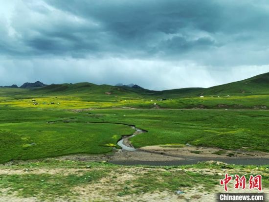 自2005年啟動(dòng)三江源生態(tài)保護(hù)和建設(shè)工程以來，果洛州共治理黑土灘315.11萬畝，使果洛州生態(tài)環(huán)境15年來得到明顯好轉(zhuǎn)?！O睿 攝