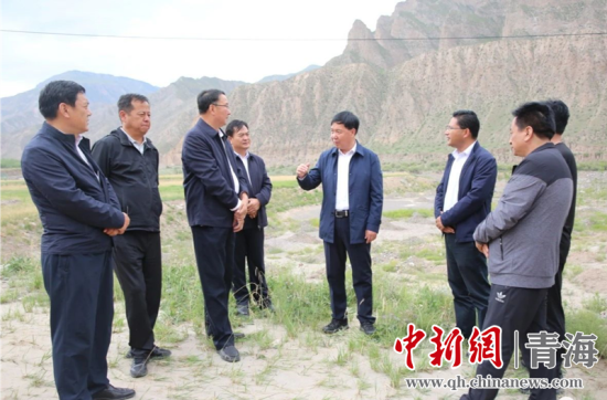圖為黃南州有關(guān)領(lǐng)導(dǎo)現(xiàn)場踏勘、督導(dǎo)生態(tài)環(huán)保責(zé)任落實(shí)情況現(xiàn)場。黃宣攝