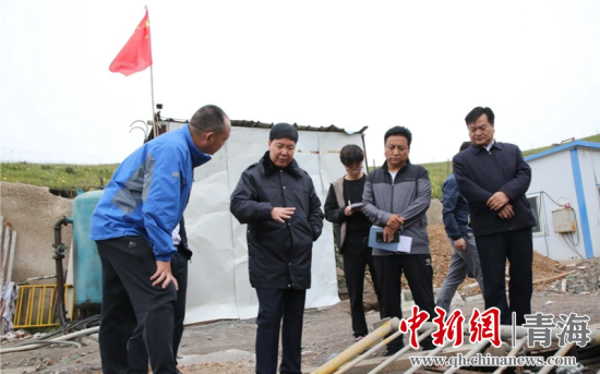 圖為黃南州有關(guān)領(lǐng)導(dǎo)現(xiàn)場踏勘、督導(dǎo)生態(tài)環(huán)保責(zé)任落實(shí)情況現(xiàn)場。黃宣攝