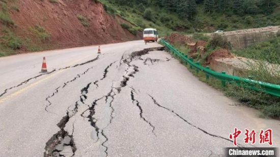 圖為發(fā)生路基下沉滑移險情的路段。果洛公路總段供圖