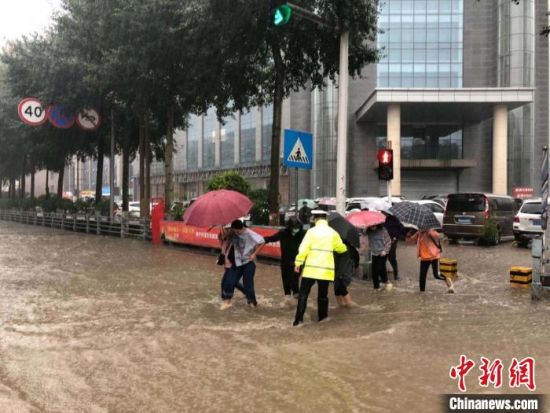 8月28日，青海省東部出現(xiàn)強降水天氣過程，其中西寧地區(qū)出現(xiàn)入汛以來雨量最大、強度最大的強降水過程。西寧交警供圖