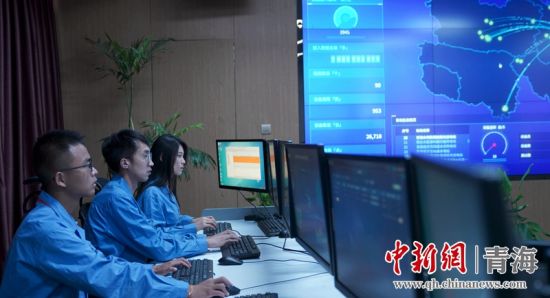 圖為國網(wǎng)青海電力大數(shù)據(jù)中心工作人員正在監(jiān)控綠電相關(guān)數(shù)據(jù)。王國棟攝
