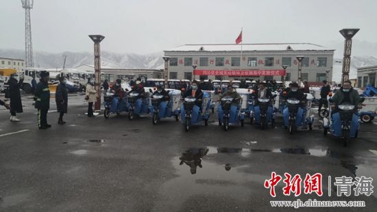 圖為環(huán)衛(wèi)設(shè)施集中發(fā)放儀式現(xiàn)場。甘恩超 攝