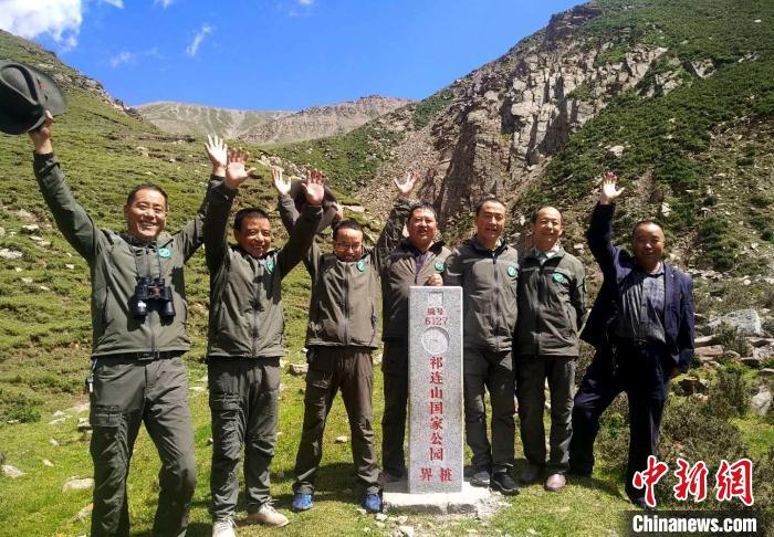 圖為管護(hù)員們難得的一次合影。受訪者供圖