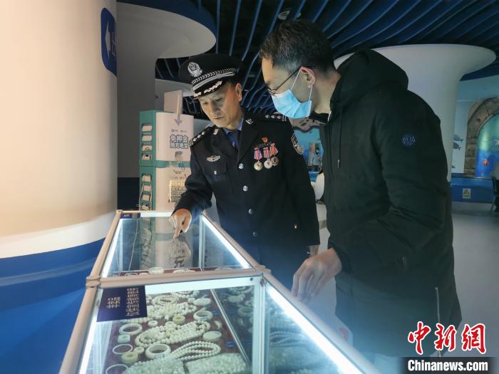 圖為森林警察為游客講解查獲這些象牙制品過程中發(fā)生的真實(shí)故事?！∥乃碱?攝