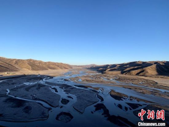 圖為三江源腹地，黃河流經(jīng)達日縣。（資料圖） 孫睿 攝 　　