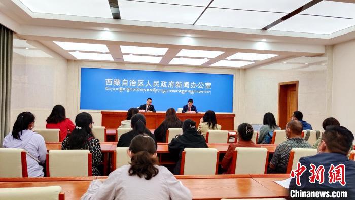 圖為西藏阿里地區(qū)在拉薩召開新聞發(fā)布會，發(fā)布西藏和平解放70年來阿里地區(qū)經(jīng)濟社會發(fā)展成就。　貢桑拉姆 攝