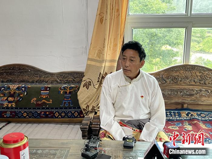 巴卡村黨支部書記、村委會(huì)主任尼瑪次仁。周璟 攝