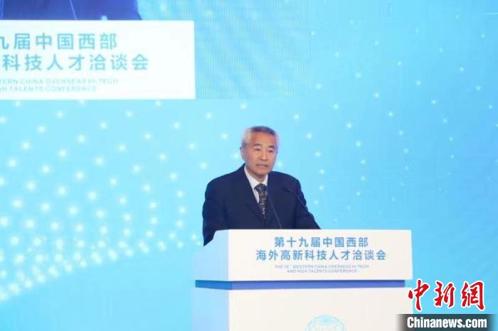 全國政協(xié)副主席、九三學(xué)社中央常務(wù)副主席邵鴻出席論壇并致辭?！∷拇ㄊ∥y(tǒng)戰(zhàn)部供圖