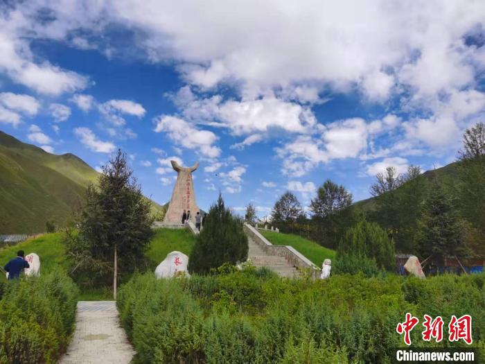 圖為三江源自然保護(hù)區(qū)紀(jì)念碑?！∏嗪Ｊ∥幕吐糜螐d供圖