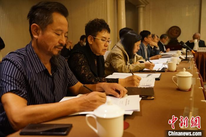 圖為座談會(huì)現(xiàn)場?！∨擞隄?攝
