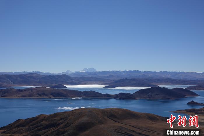 圖為從海拔約5000米的魯日拉觀景臺(tái)俯瞰羊湖?！∪轿木?攝