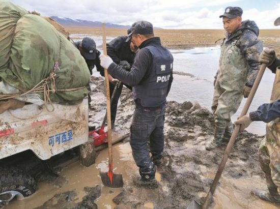 巡山途中車(chē)輛陷入泥坑。