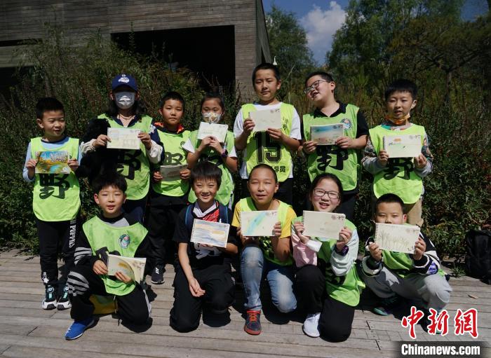 圖為小朋友展示學(xué)習(xí)成果?！●R銘言 攝