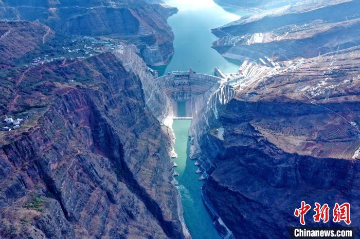 圖為白鶴灘水電站大壩全景圖?！∷娝木止﹫D