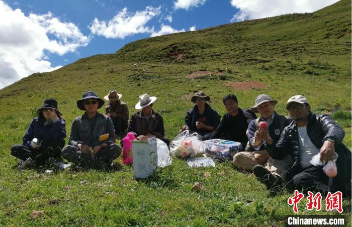 科研團(tuán)隊(duì)在熱魯盆地工作合影?！≈锌圃呵嗖馗咴?供圖
