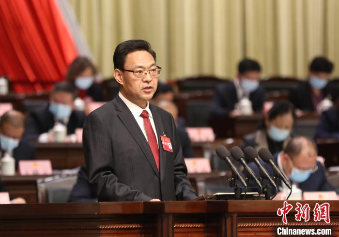 圖為青海省西寧市人民政府代市長石建平作政府工作報告?！∑钤鲚?攝
