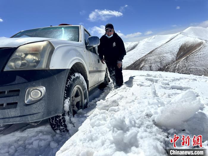圖為生態(tài)管護(hù)人員準(zhǔn)備在雪地推車。　丁巴達(dá)杰 攝