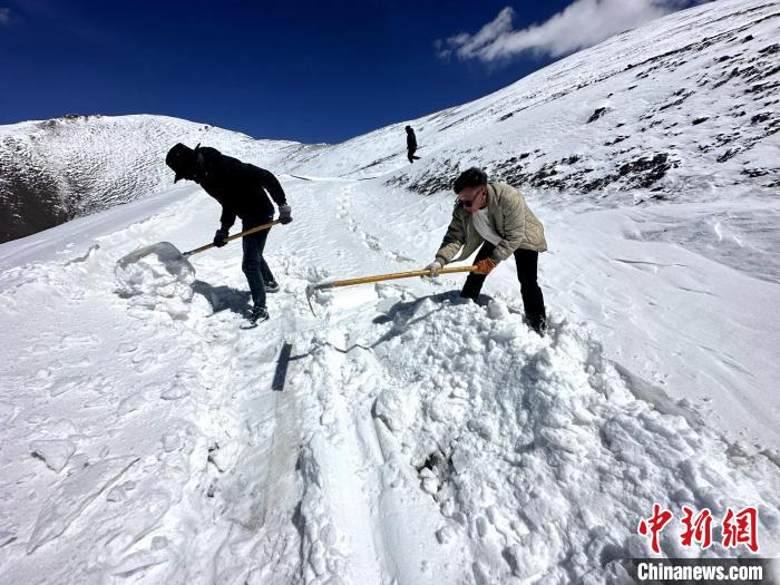 圖為生態(tài)管護(hù)人員在巡護(hù)道路上清雪?！《“瓦_(dá)杰 攝