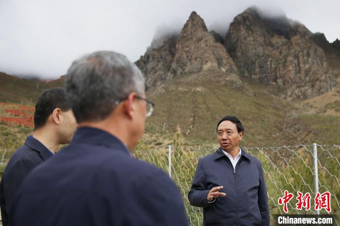 圖為西藏自治區(qū)人大常委會副主任、拉薩南北山綠化指揮部副總指揮江白(右)?！∝暣_ 攝