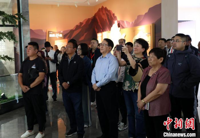 圖為臺商參訪祁連山國家公園生態(tài)科普館?！⊙Φ?攝