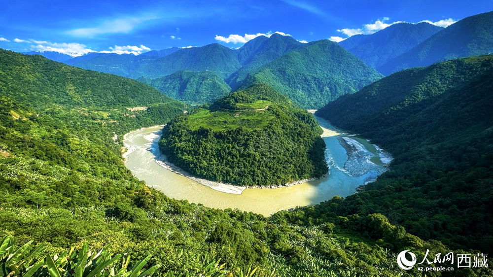 風(fēng)景秀麗、植被繁茂的西藏林芝市墨脫縣果果塘大拐彎。人民網(wǎng)記者 次仁羅布攝
