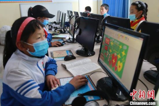 圖為鄉(xiāng)村學校少年宮的孩子們正在上電腦課?！〔抛尡尽z