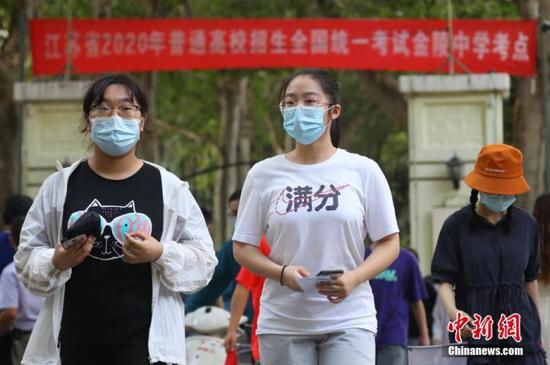 資料圖：2020年7月6日，江蘇南京一處考點，高考考生看完考場后走出考點。 中新社記者 泱波 攝