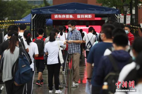 資料圖：2020年7月，上海考生步入高考考場。張亨偉 攝