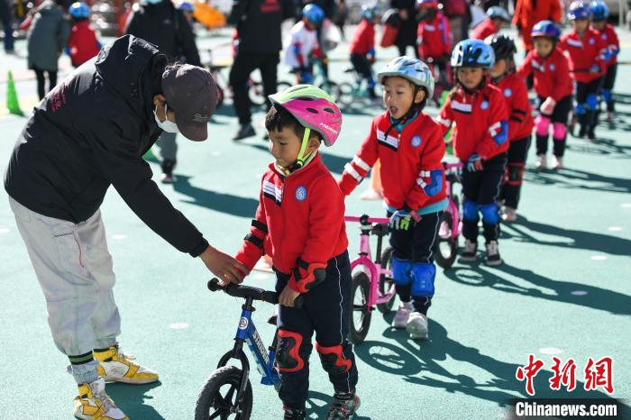 圖為拉薩市實(shí)驗(yàn)幼兒園孩子們?cè)诮叹毜闹笇?dǎo)下練習(xí)滑步車(chē)?！『闻罾?攝