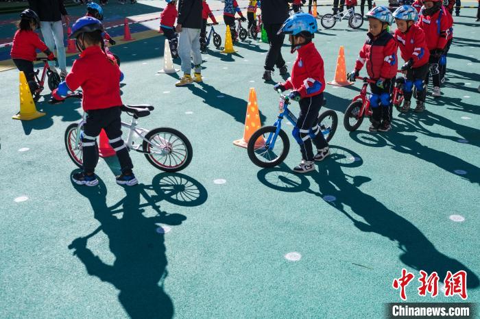 圖為拉薩市實(shí)驗(yàn)幼兒園孩子們正在練習(xí)滑步車(chē)?！『闻罾?攝
